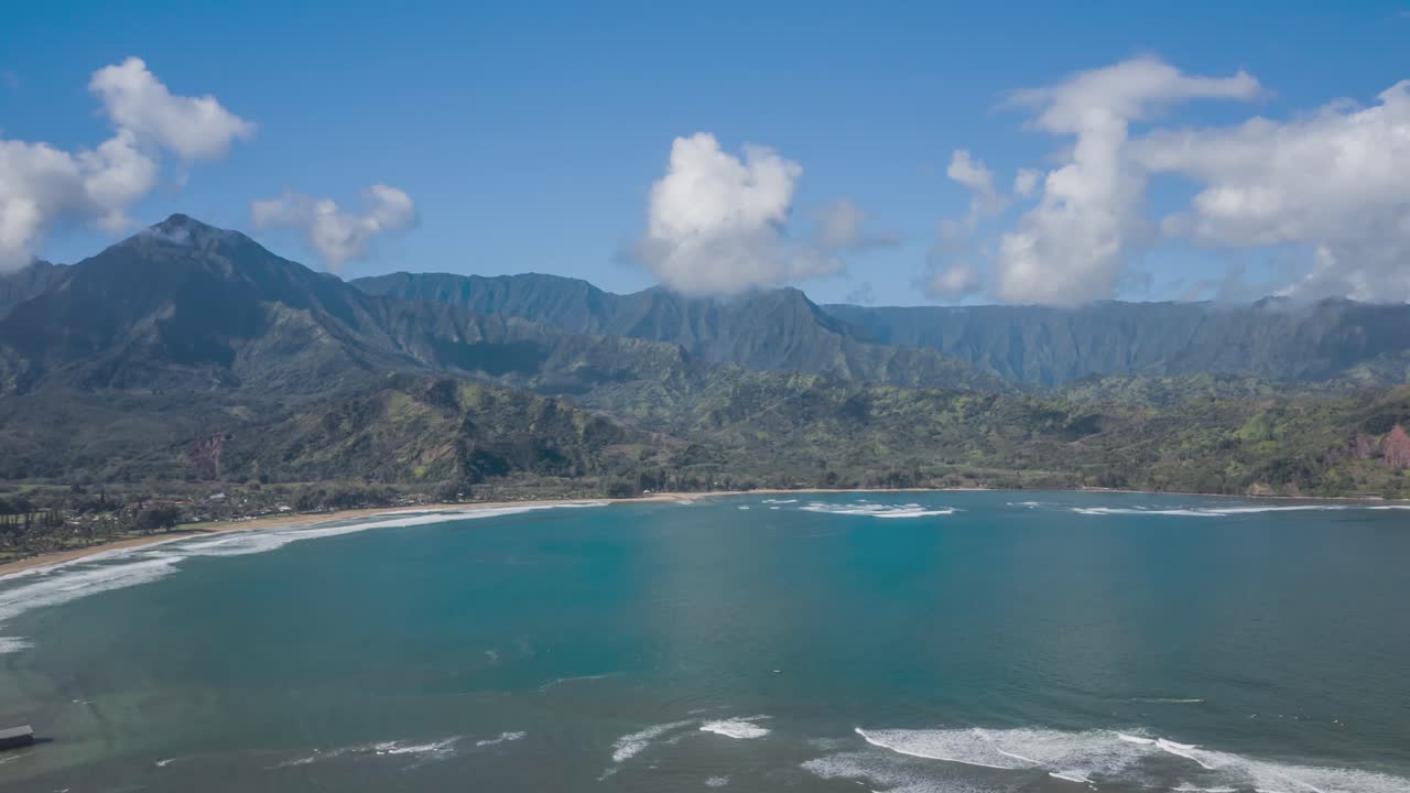 Veduta aerea in hyperlapse della costa della Baia di Hanalei a Princeville, Kauai