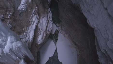 Ascenso-Aéreo-A-Lo-Largo-De-Un-Carámbano-Masivo-Fuera-Del-Profundo-Y-Angosto-Cañón-De-Invierno