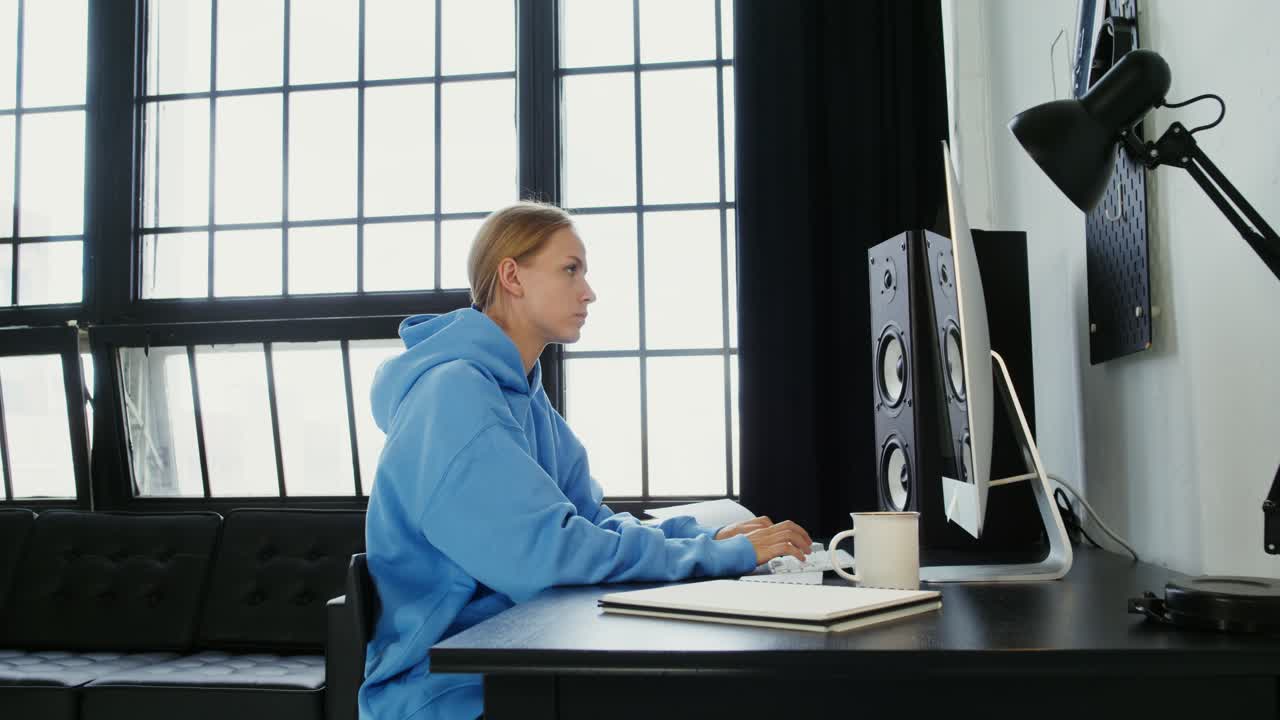 집에서 컴퓨터에서 작업하는 여자