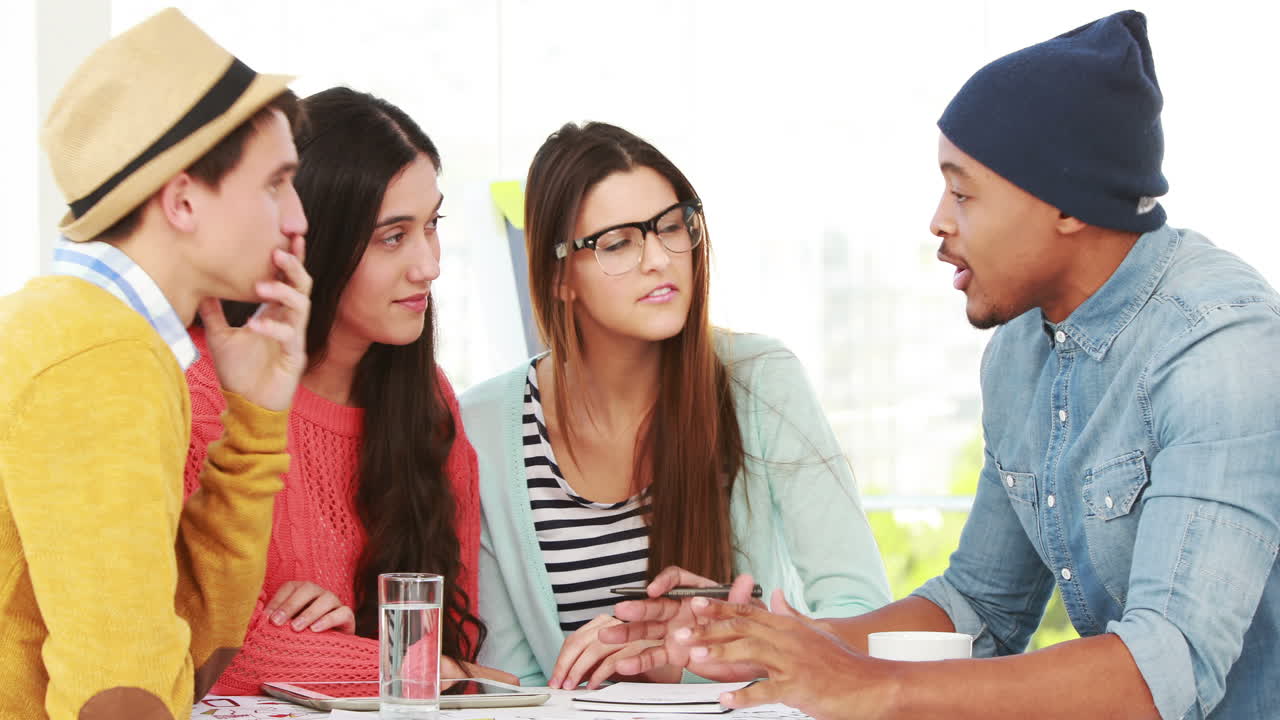 창의적인 스터 팀이 사무실에서 함께 일하고 있습니다.