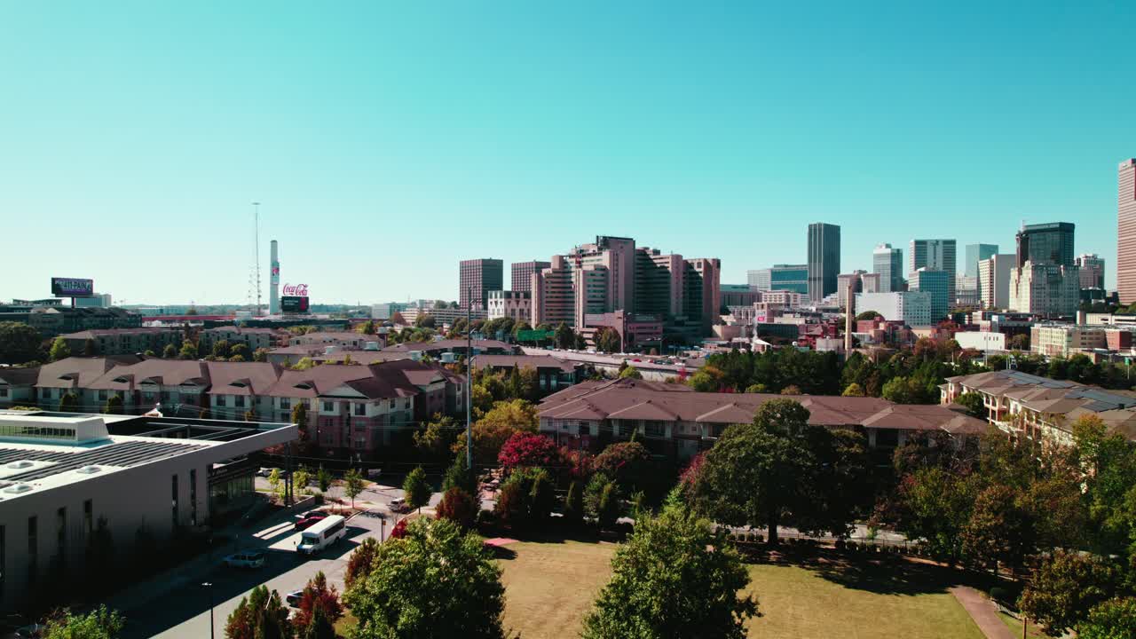조지아 주 애틀랜타 의 파노라마 항공 전망 과 밝은 파란 하늘 의 배경