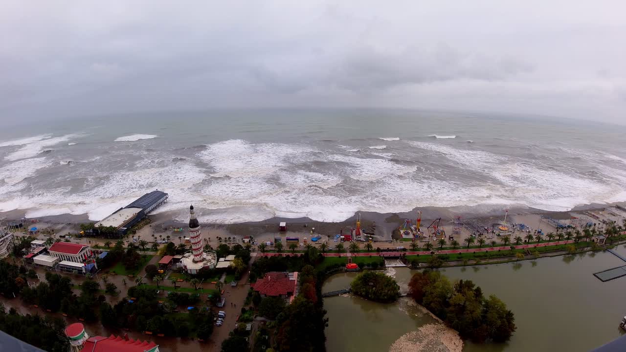 tiempo de tormenta en el mar negro, el cielo se está despejando lentamente
