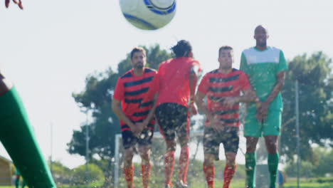 jugadores de fútbol practicando fútbol en el campo 4k
