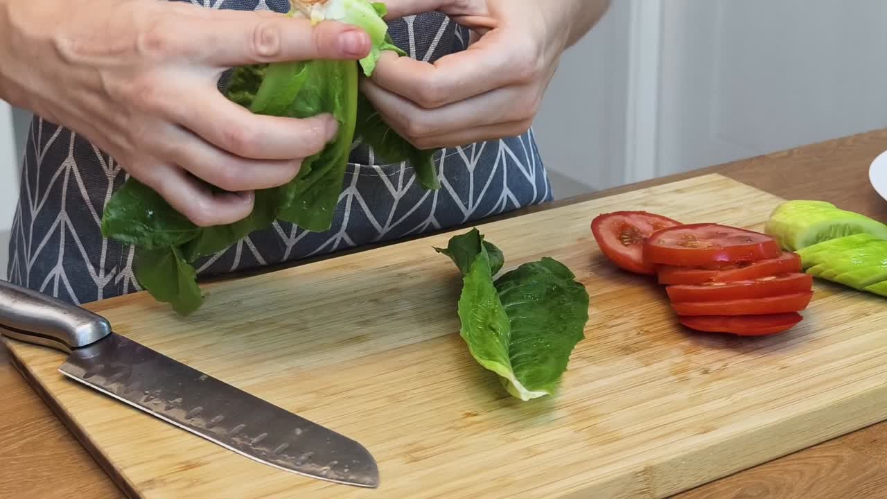 러드를 준비하고 있습니다.