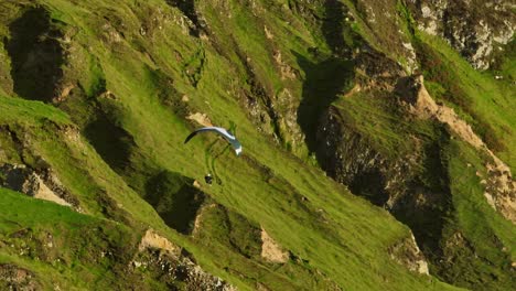 parapenteando sobre el escarpado paisaje montañoso
