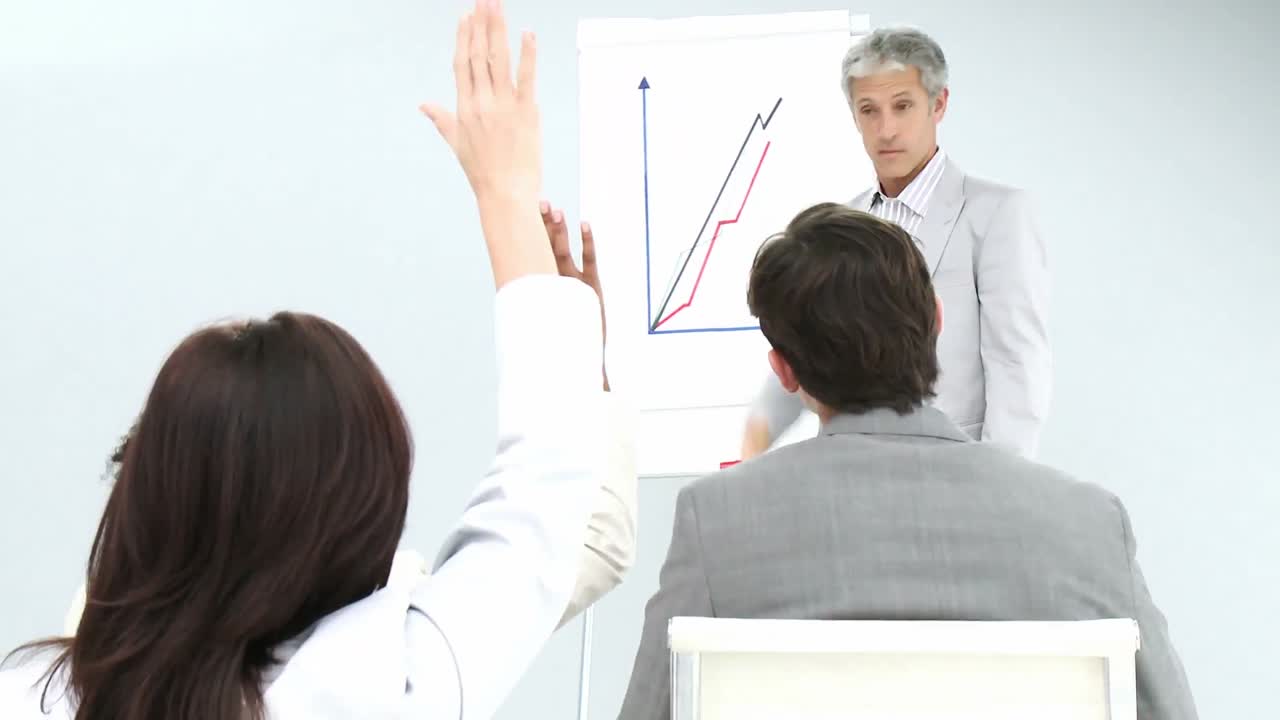 зрелый руководитель дает презентацию