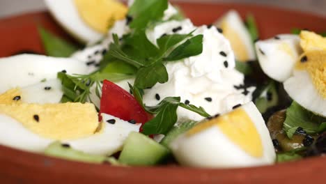 deliciosa ensalada de huevos y verduras