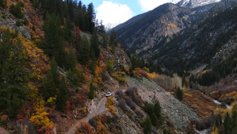 Filmische-Drohnenantenne,-4WD-LKW-Abseits-Der-Straße,-Marmor-Kristall-Mühle,-Atemberaubender-Herbst,-Espen-Herbstfarben,-Süd-Colorado,-Rocky-Mountains-Gipfel,-Ouray-Telluride,-Camping,-Wandern,-Fluss,-Gelbe-Bäume,-Folgen-Sie-Vorwärts