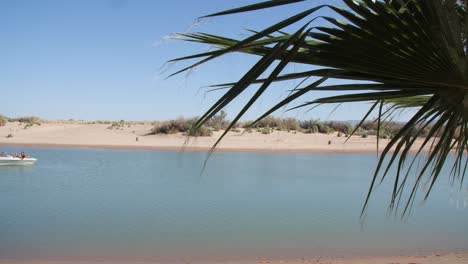 Boat-cruising-slowly-through-colorado-river-on-a-sunny-day