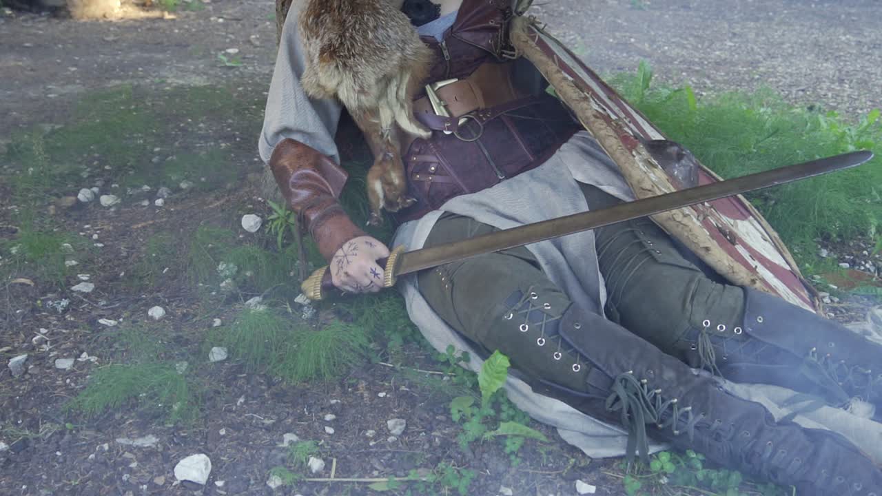 la chica guerrera vikinga yace en un abeto y muere.