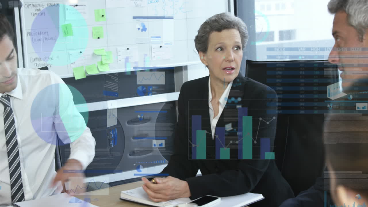 animación del procesamiento de datos estadísticos sobre diversos empresarios discutiendo juntos en la oficina