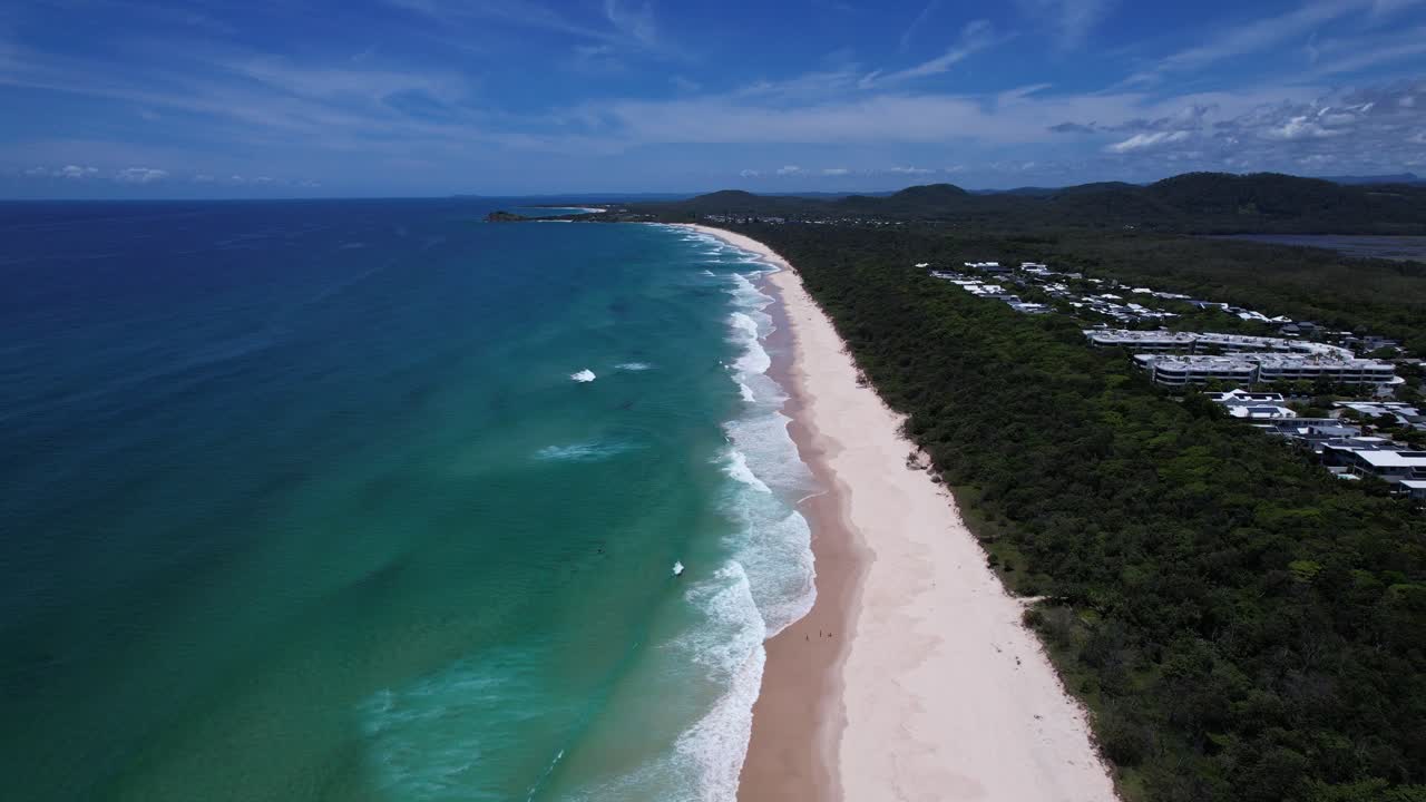 Lunghe spiagge di sabbia bianca di Casuarina Beach sulla Tweed Coast del Nuovo Galles del Sud settentrionale, Australia. Ripresa aerea con drone