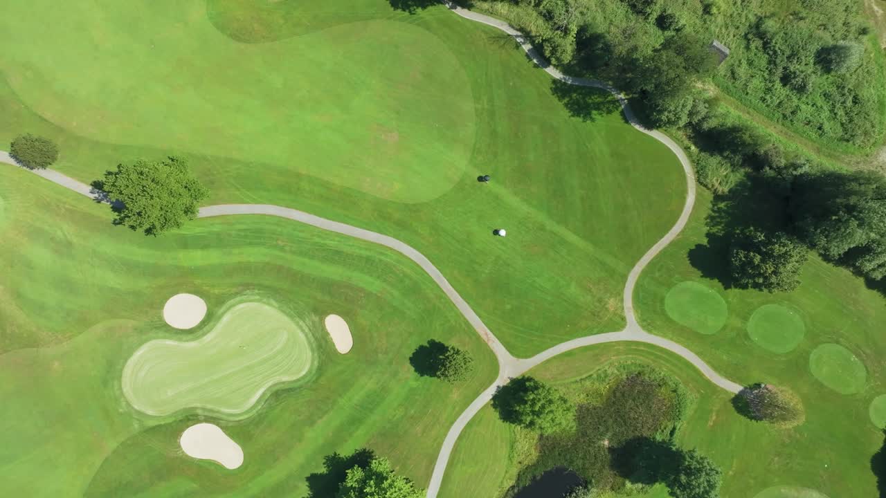 영화 드론: 오스트리아의 골프 리조트를 보여주는 영화 드론: 오스트리아의 골프 리조트를 보여주는 영화 드론: 오스트리아의 골프 리조트를 보여주는 영화 드론