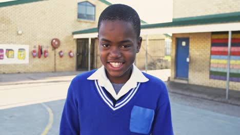 retrato de un joven escolar sonriendo en el patio de recreo 4k