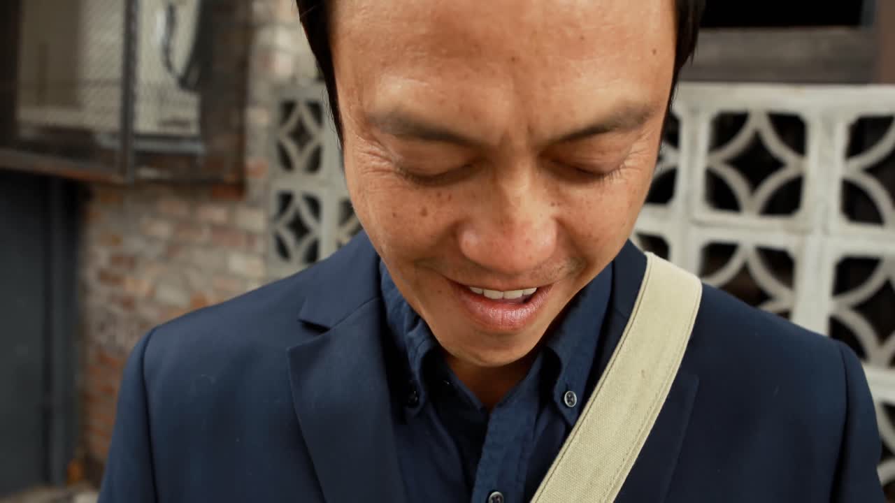 야외 카페 4k에서 휴대 전화를 사용하는 사업가