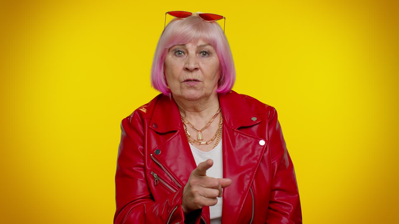 mujer mayor levantando las manos en expresión indignada, preguntando por qué, qué razón de fracaso, irritación