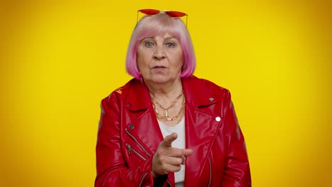 mujer mayor levantando las manos en expresión indignada, preguntando por qué, qué razón de fracaso, irritación