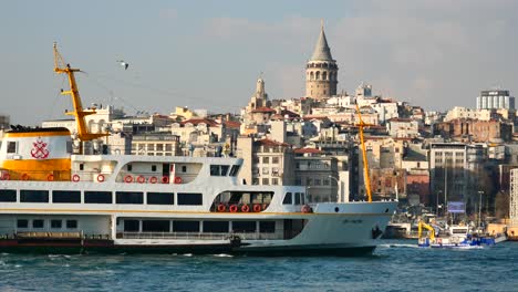 ferry en estambul con la torre galata en el fondo