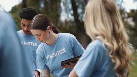 grupo de voluntarios sonriendo y trabajando juntos