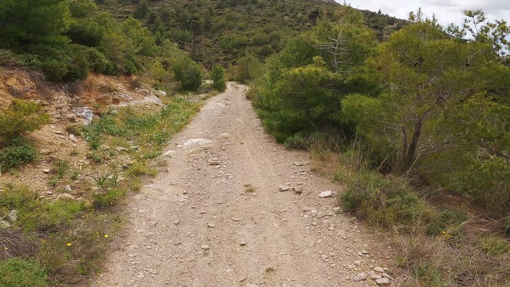 Riprese aeree mostrano una bellissima strada sterrata a Penteli