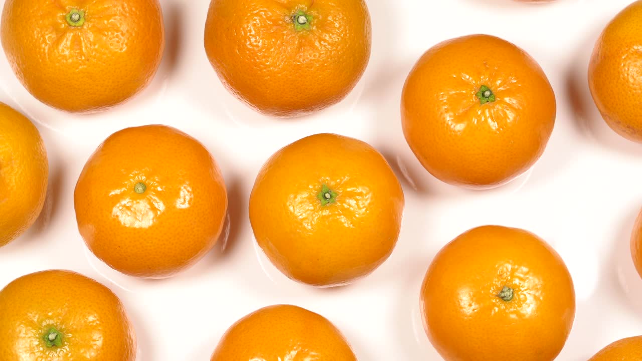 mandarinas frescas en un plato blanco