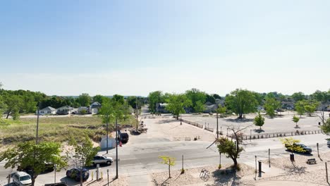 Eine-Drohne-Landet-In-Der-Nähe-Des-Sandstrandes