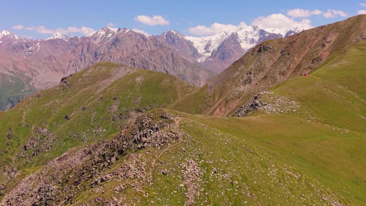 Chuyến bay drone điện ảnh qua đỉnh Furmanov ở Almaty, Kazakhstan