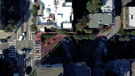 toma aérea de turistas en la calle lombard en san francisco, destino de viaje emblemático