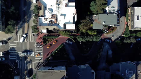 foto aérea de turistas na rua lombard em san francisco, destino de viagem de referência