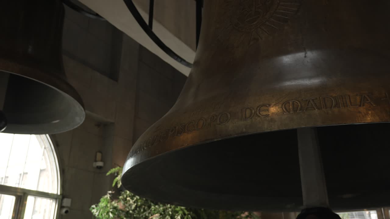 Gros plan de grandes cloches en bronze dans une église à Madrid