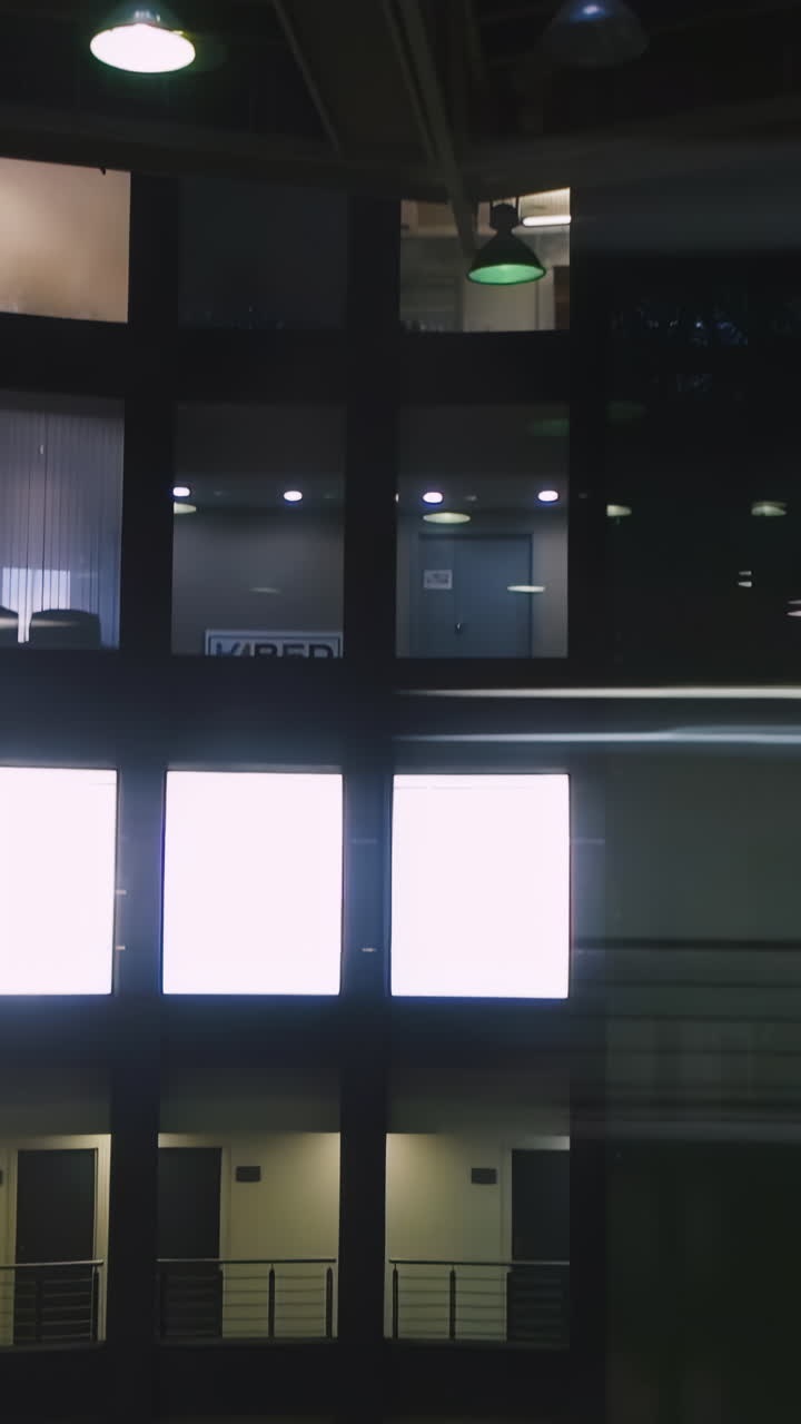 Vista notturna di un edificio multipiano