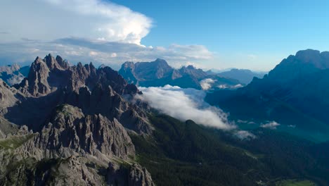 Parque-Natural-Nacional-Tre-Cime-En-Los-Alpes-Dolomitas.-Hermosa-Naturaleza-De-Italia.