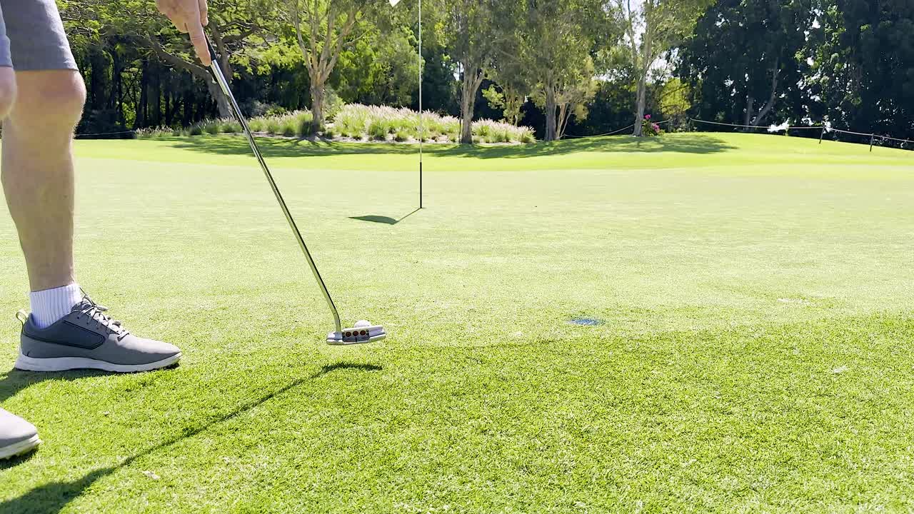 골퍼는 은 하늘 아래에 넣는 데 초점을 맞추고 있습니다.