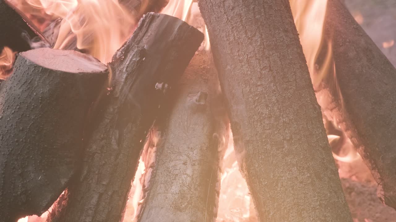 벽난로에서 불타는 나무를 가까이에서