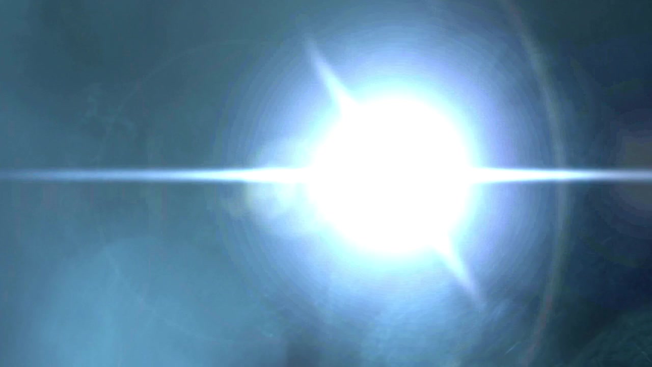Transizione con flare luminoso su sfondo scuro