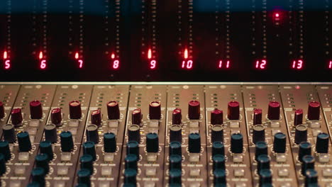 studio professionnel vide avec mixer de bureau de contrôle et boutons de pré-ampli