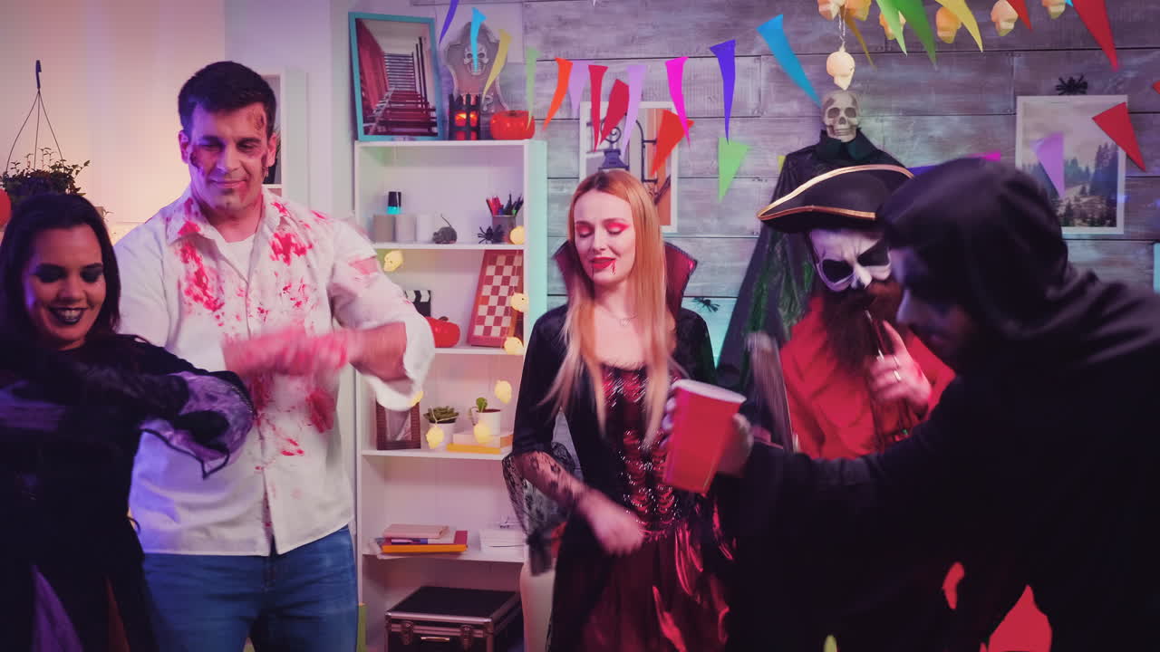 grupo de jóvenes disfrazados de personajes espeluznantes