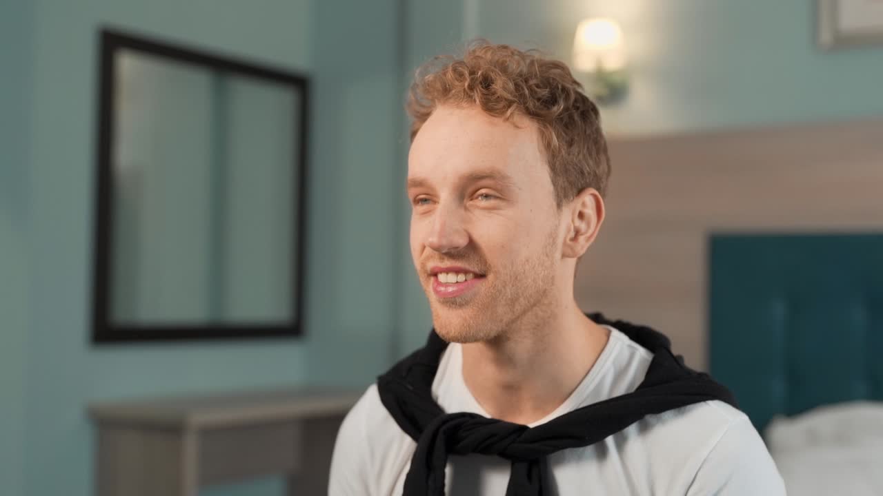 un hombre guapo usa aerosol nasal y sonríe