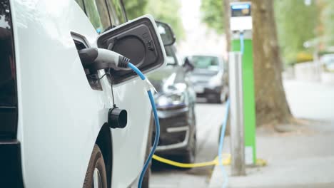 Coche-Eléctrico-Cargando-En-La-Estación-De-Carga-De-Vehículos-Eléctricos.