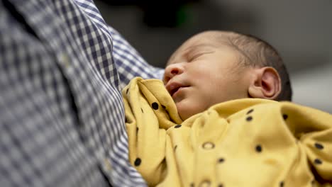 La-Encantadora-Escena-De-Un-Tranquilo-Bebé-De-1-Semana-Descansa-Pacíficamente-En-El-Tierno-Abrazo-De-Sus-Padres