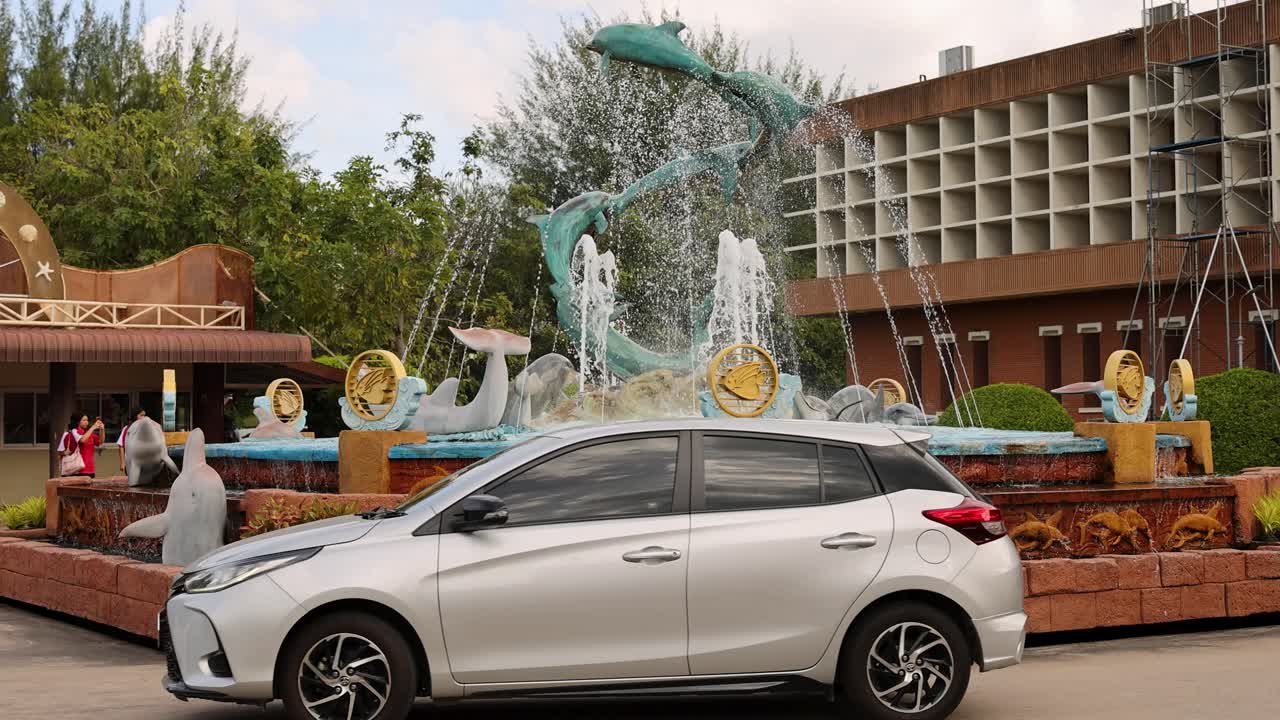 el vehículo pasa por una fuente decorativa en chonburi.