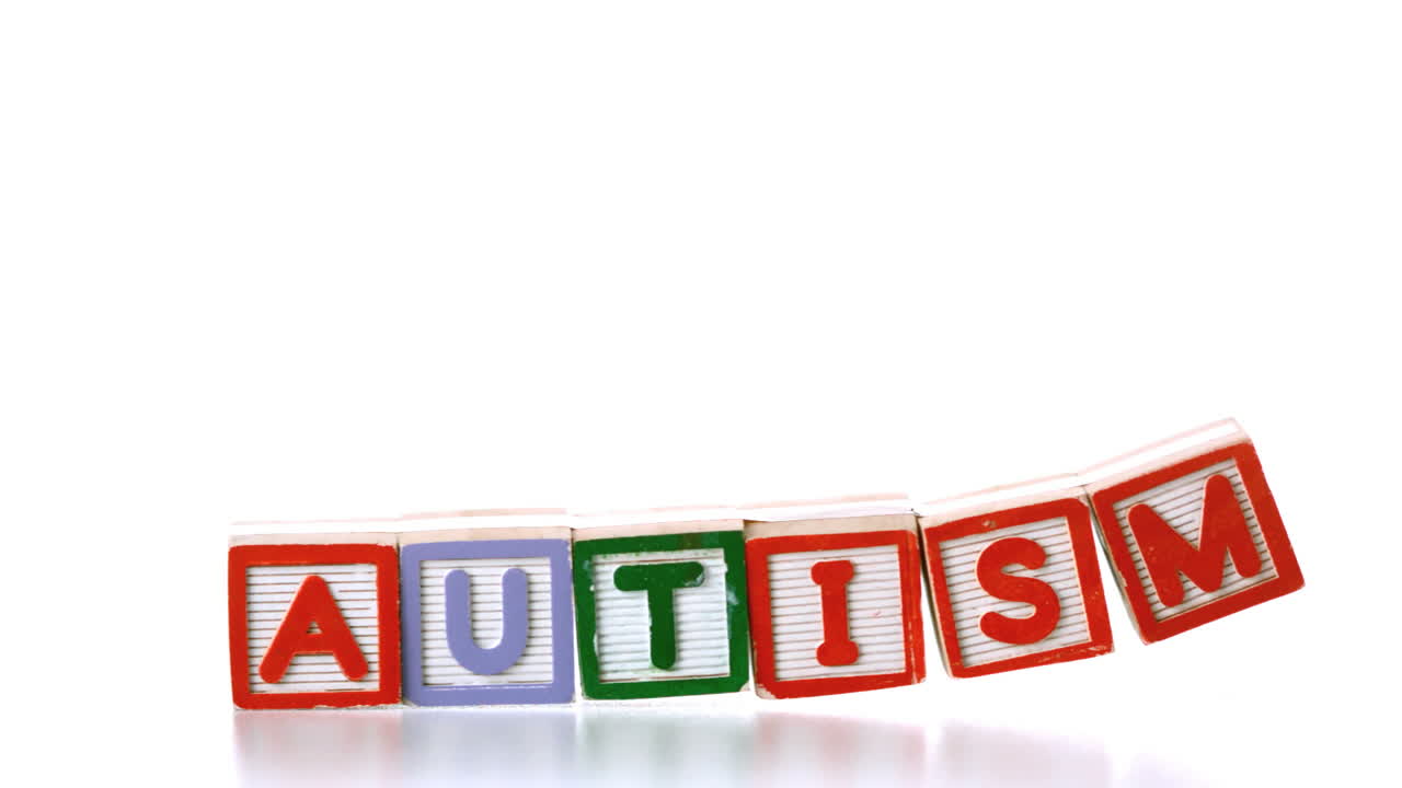 bloques de letras que caen sobre el autismo