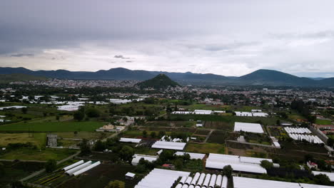 vista frontal de la iglesia cerca del volcán popocatepetl en méxico