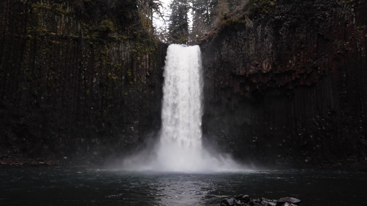 Iconic pacific northwest waterfall in Oregon flowing, shot handheld