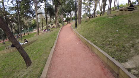 escena del parque con la gente relajándose