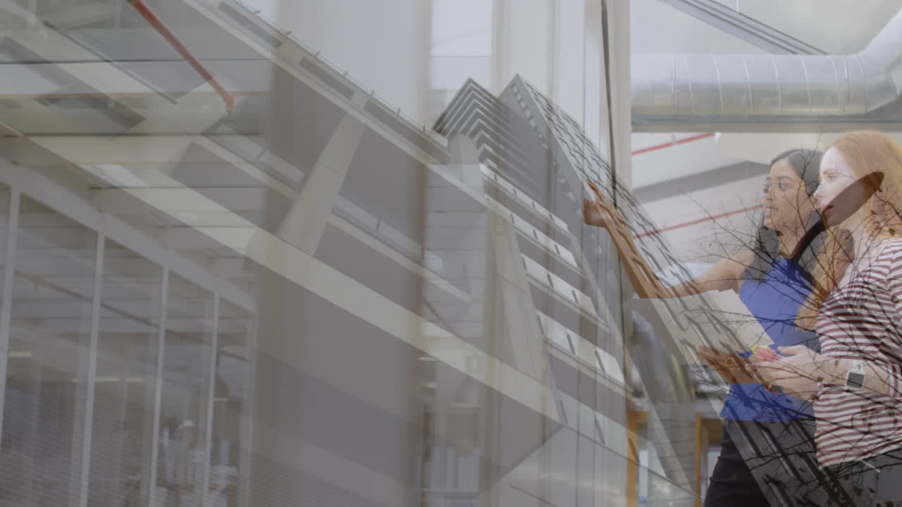 animación de un edificio de oficinas sobre mujeres de negocios hablando en una oficina moderna