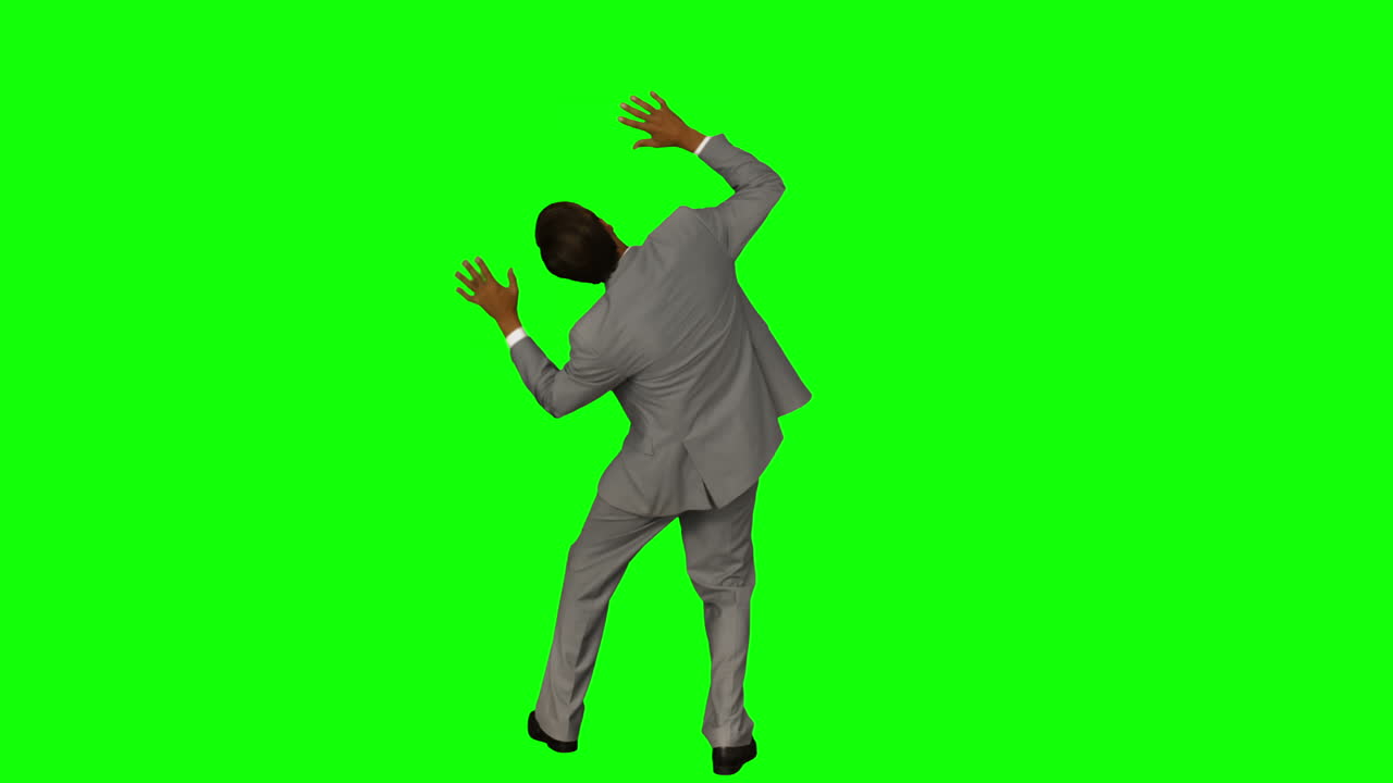 un hombre de negocios protegiéndose con estas manos.