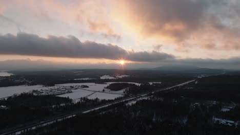 Paisaje-Invernal-En-Mont-Orford,-Quebec-Canadá-Durante-La-Puesta-De-Sol