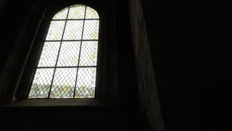 ventana medieval en la vieja iglesia