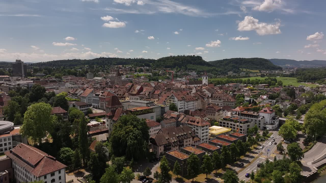 Vista aerea del centro storico di Aarau, degli edifici lungo il fiume e delle colline verdi nel Canton Argovia, Svizzera